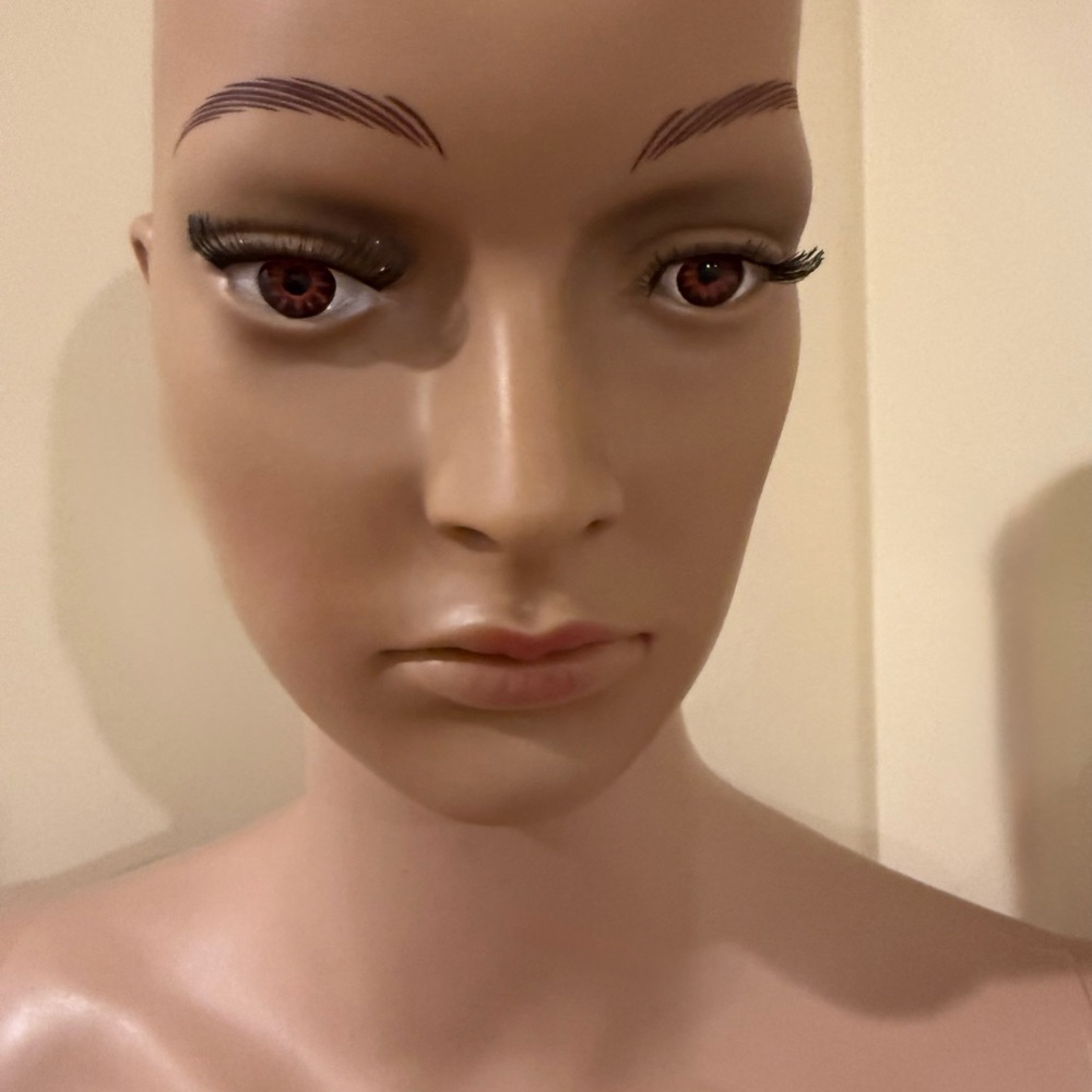 Mannequin - Picture 3 of 13